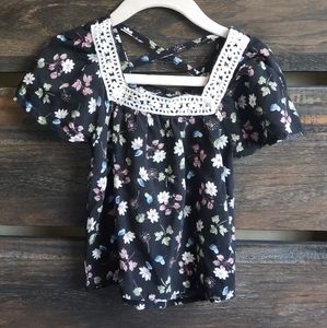 2t black floral top